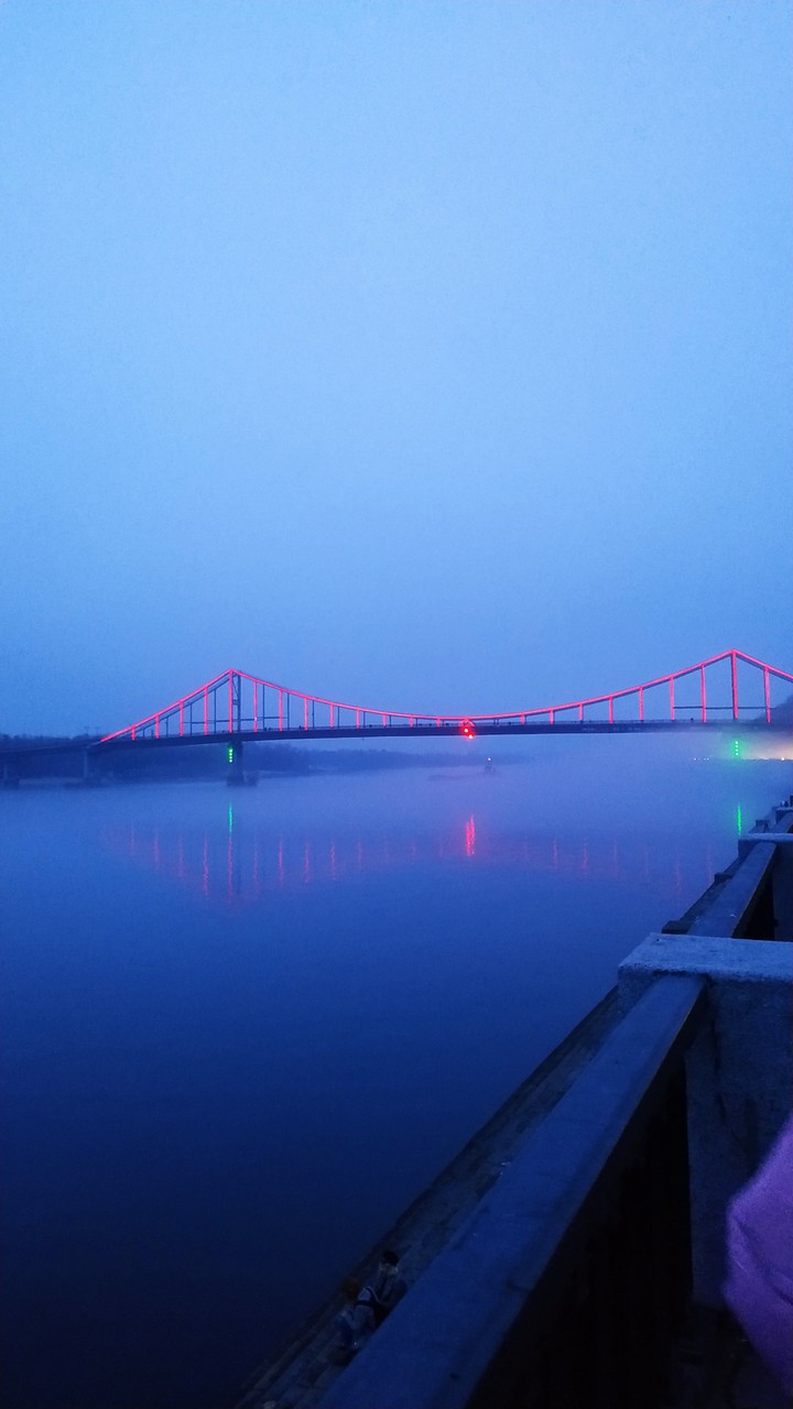 Река Днепр в тумане.Киев 9.03.2020.Пешеходный мост.