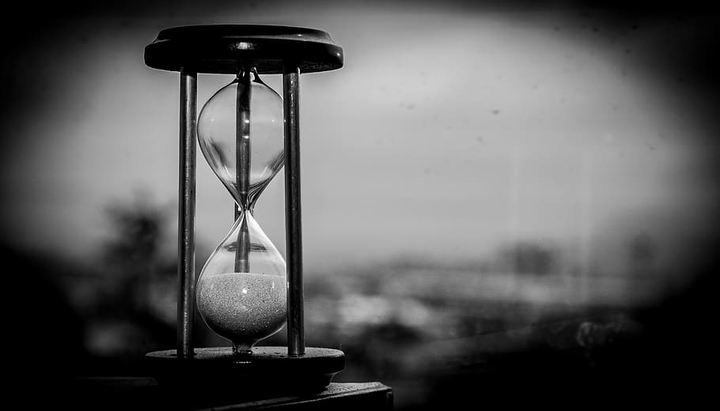 B&W Hourglass - Sand Clock