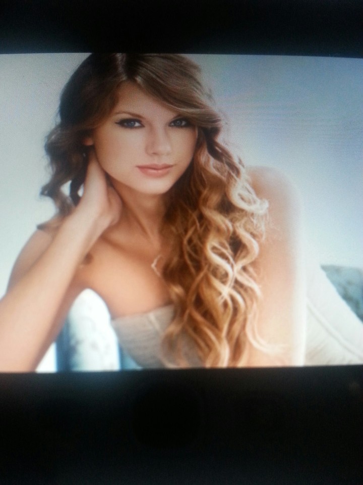 2 photos: who is she?