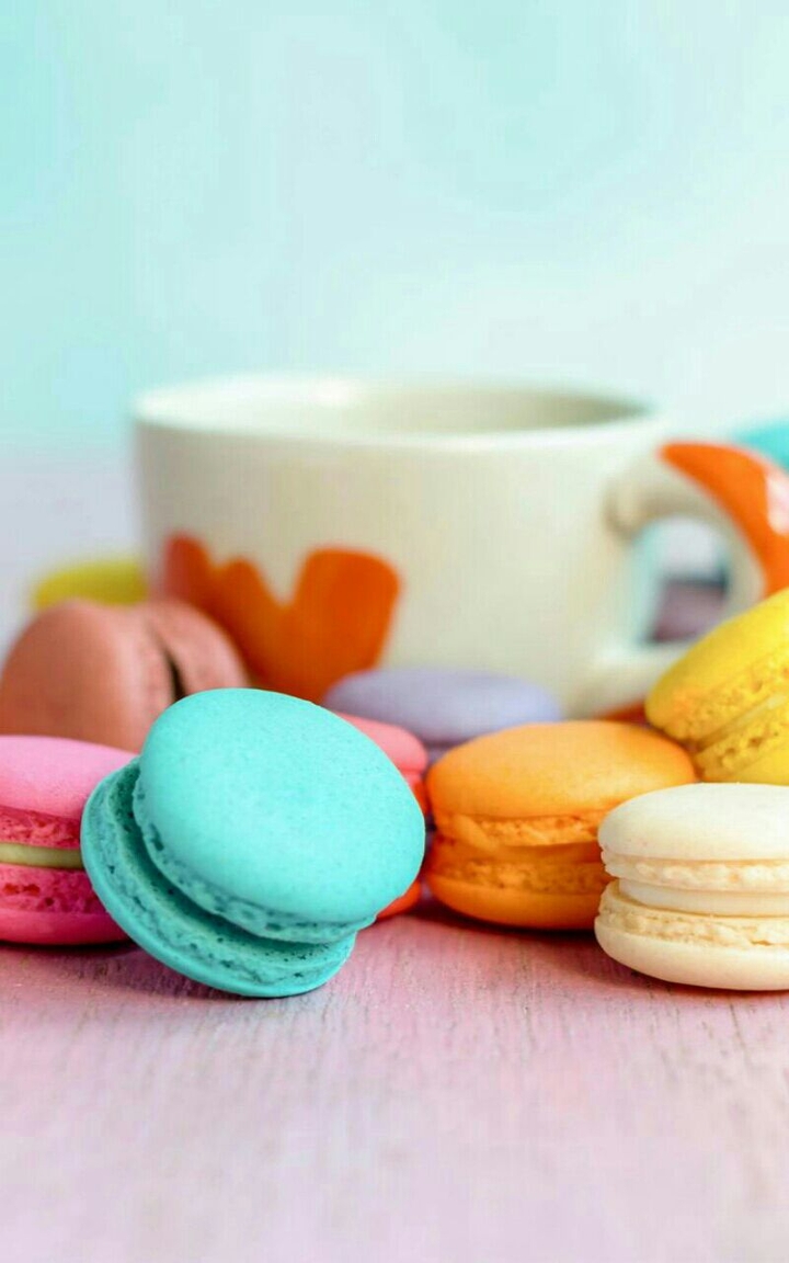 macaroons with tea