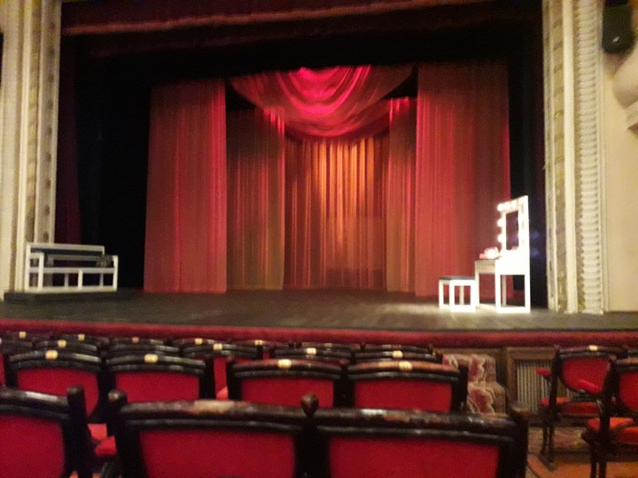 Life is like a theater ;palcoscenico-sipario,завіса.