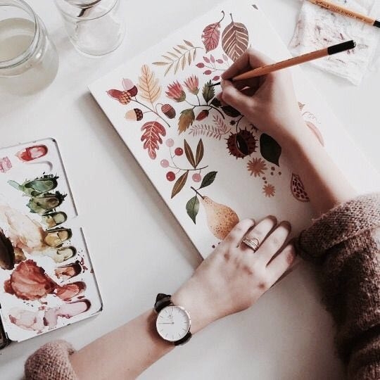 She is drawing~
