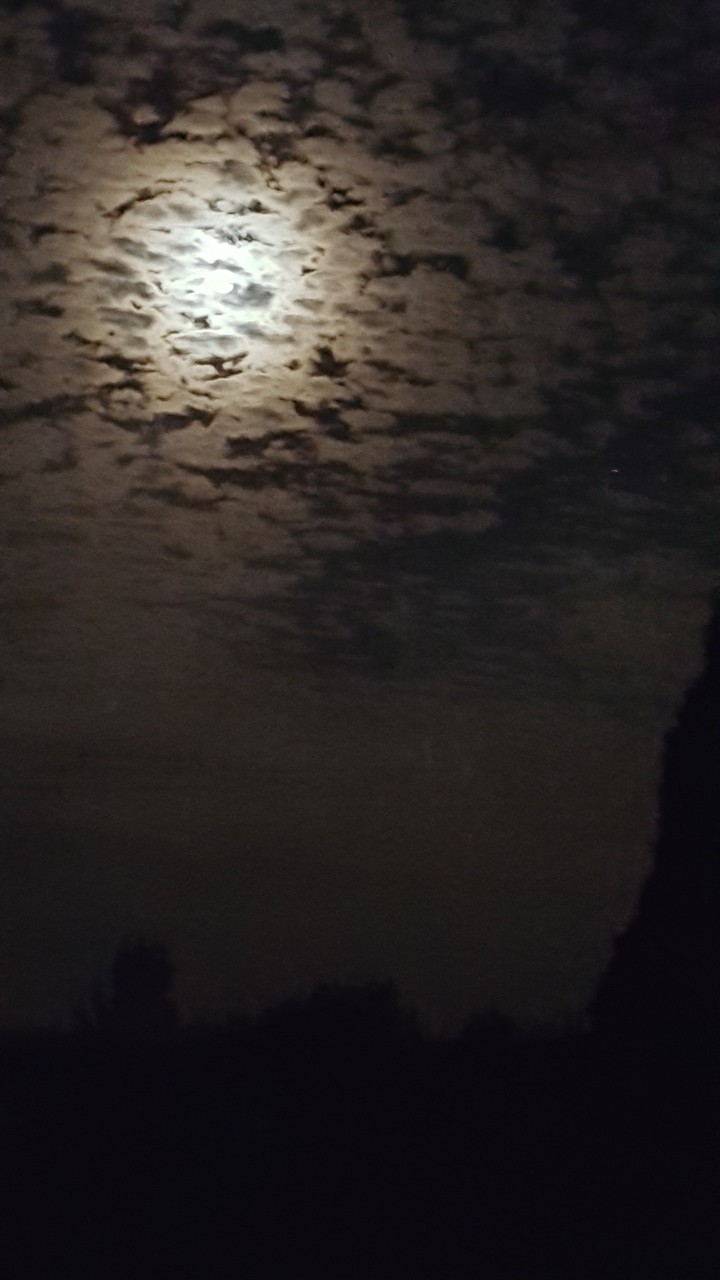 Mitternacht mit Schäfchen Wolken