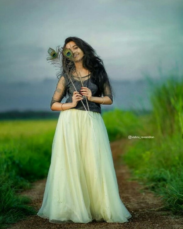 girl_with_peacock_feather