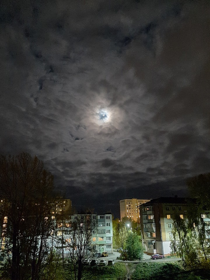 Луна в окне