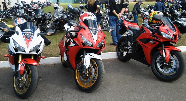 Motos