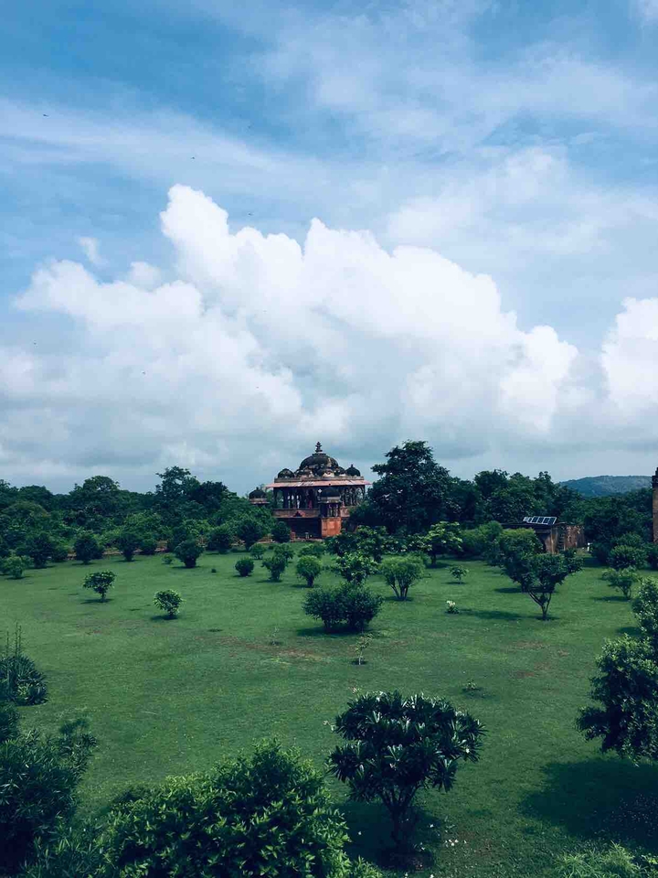 nature with 32 pilllar old temple