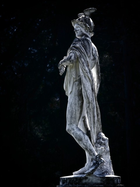 statue