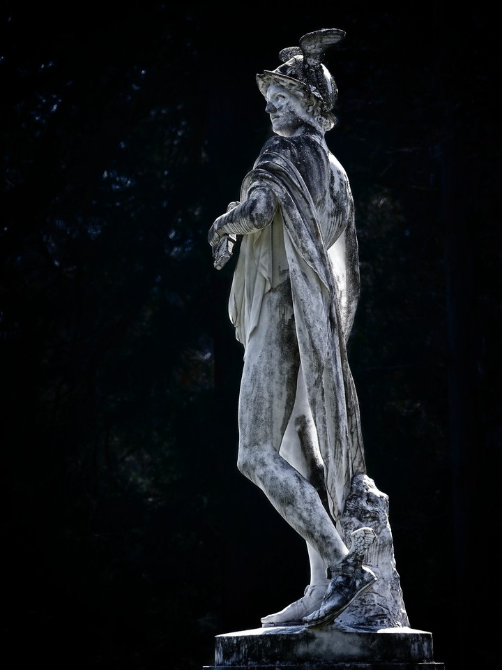 statue