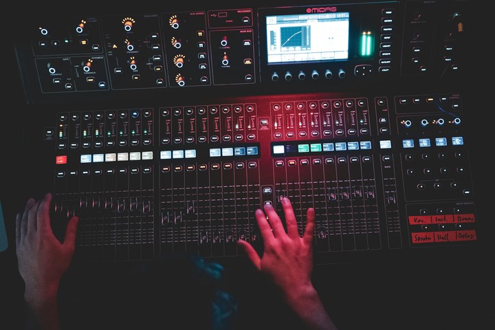 DJ