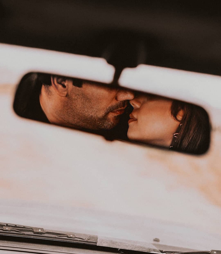 ،