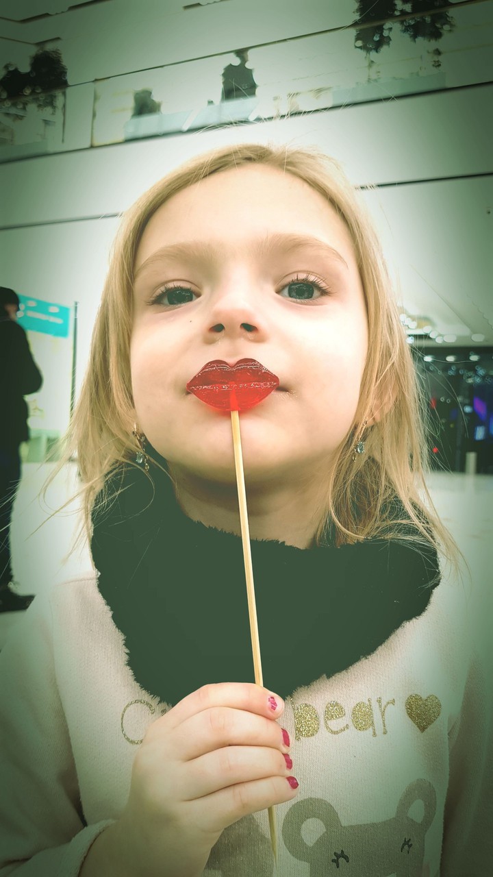 red pupa lips