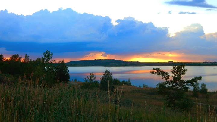 Sonnenuntergang am see hinterm Berg