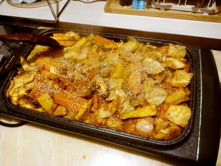 Dakkalbi(Korean spicy stir-fried chicken)