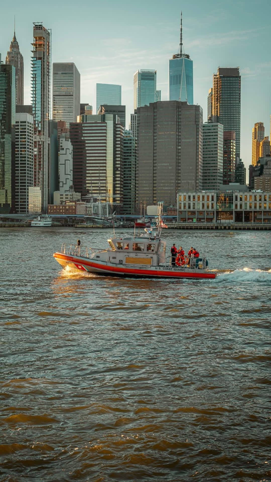 Skyscraper, waterway Hintergrundbilder