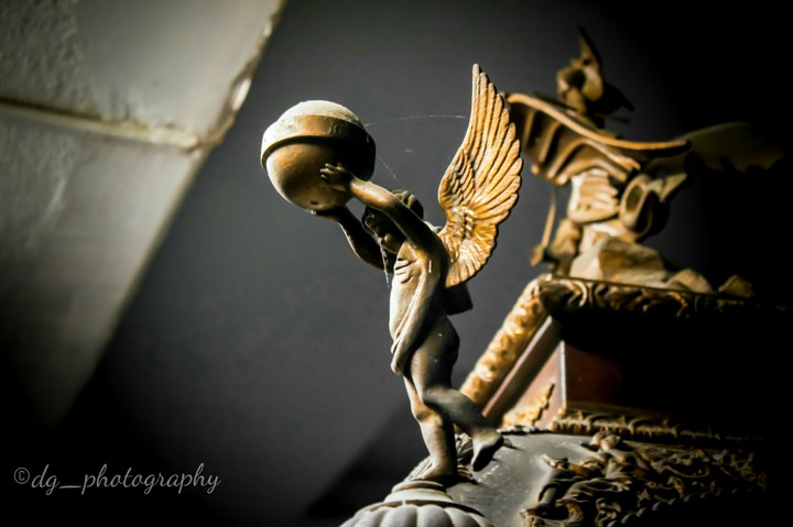 statue