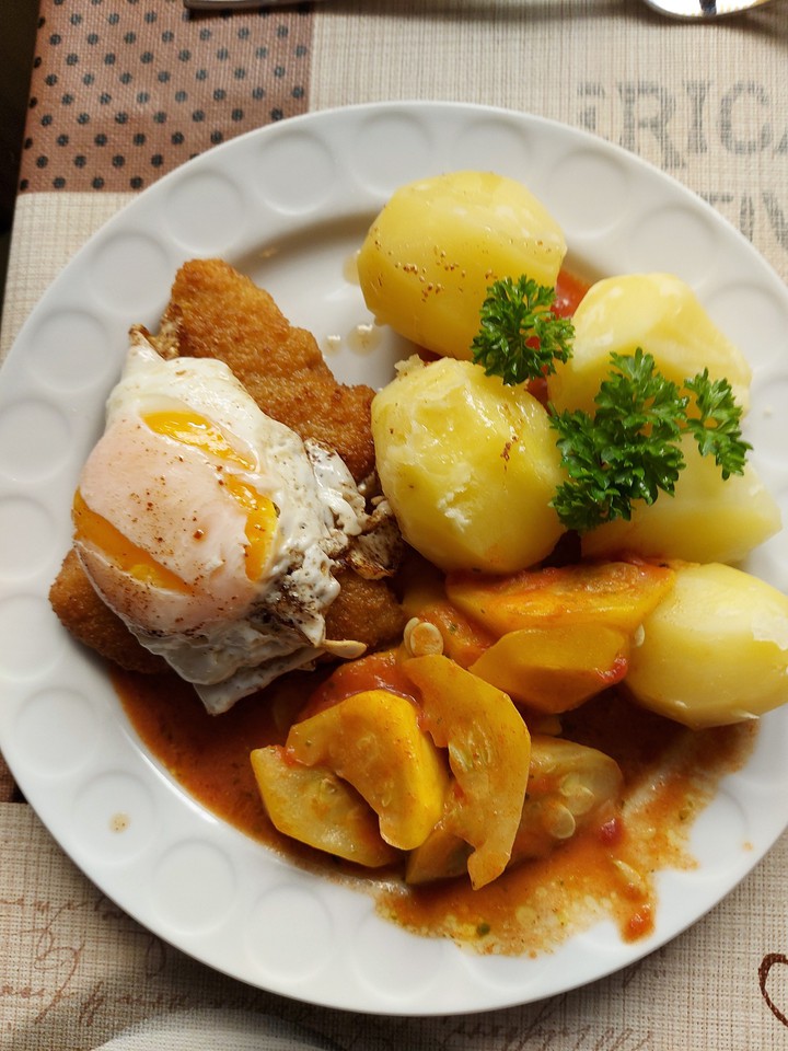 is ei patata zuruni.petersielie and schnitzel littel.