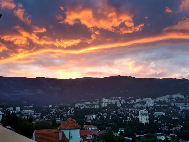 Закат, город Ялта