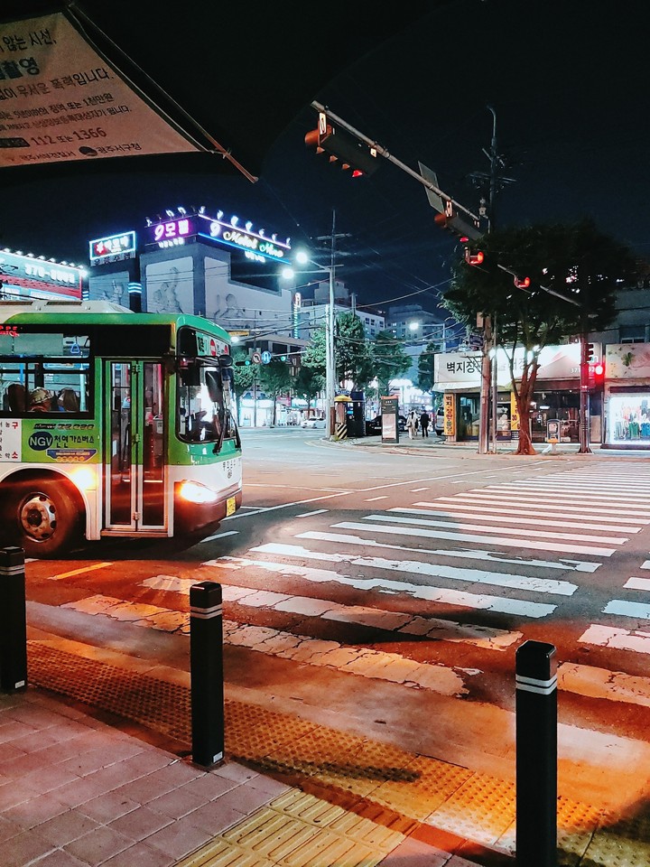 대중교통과 밤의 거리