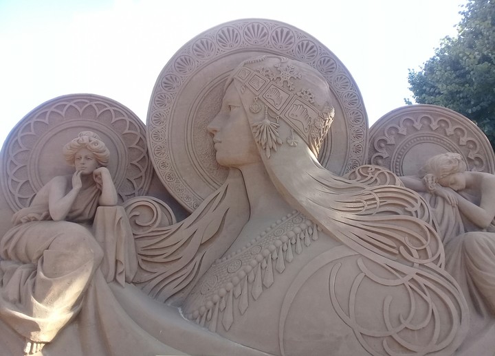 Ladies of sand