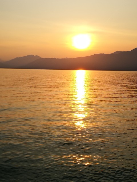 tramonto sul lago