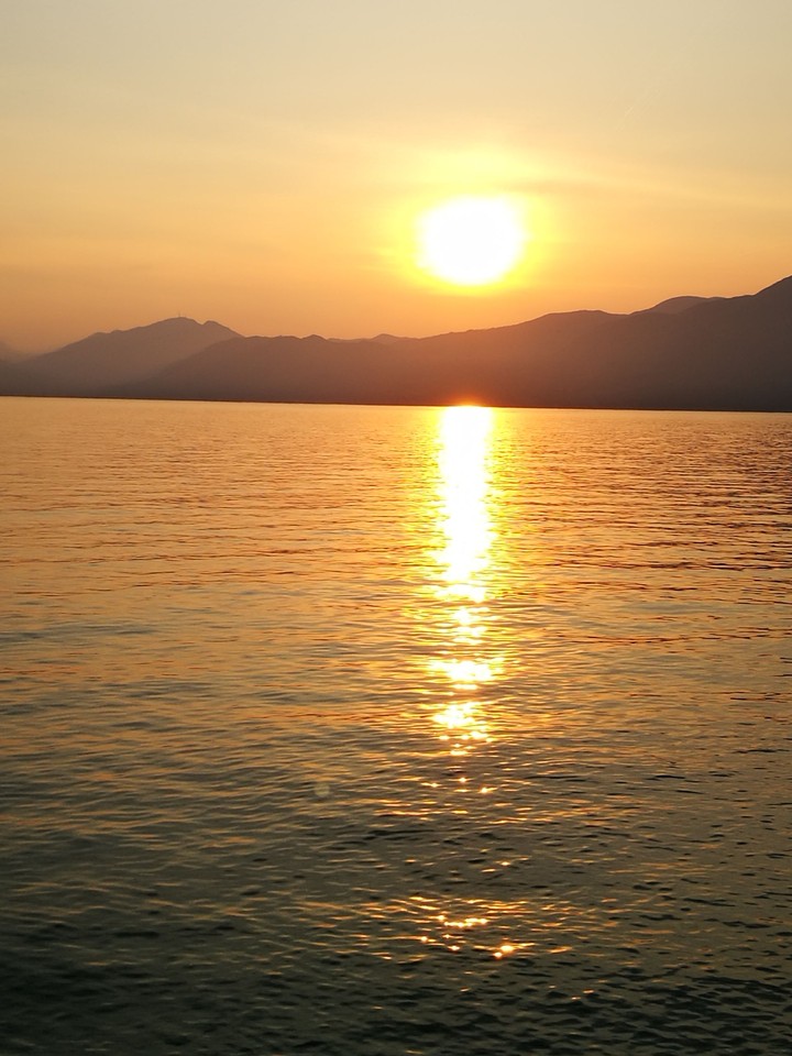tramonto sul lago