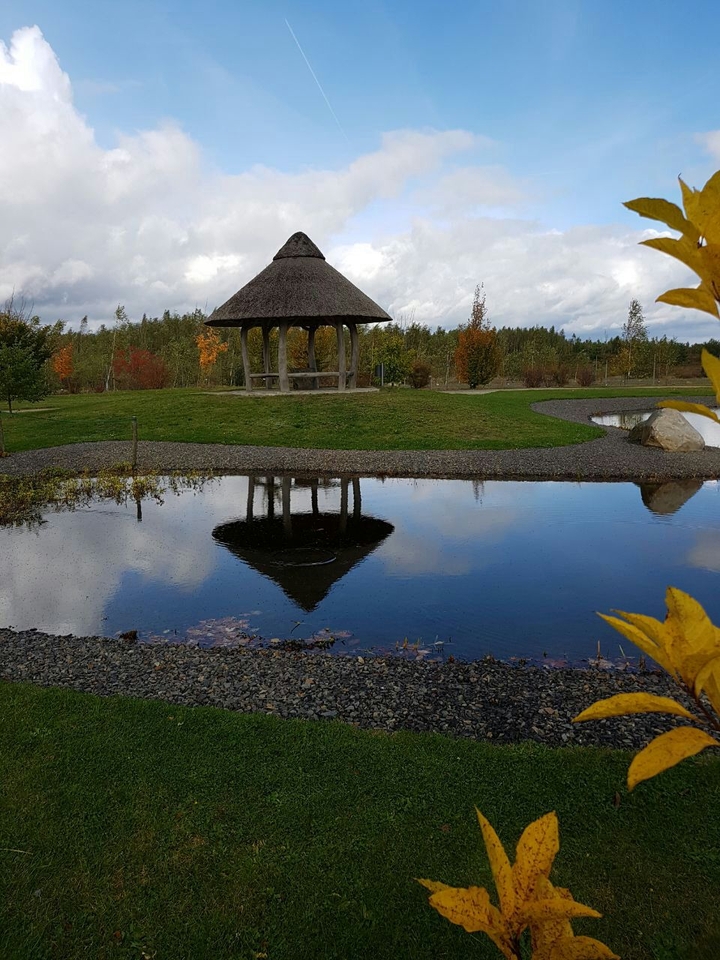 Pavillon im See