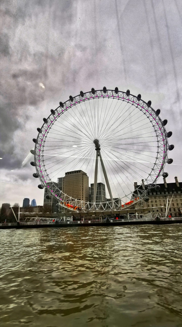 London Eye in  a cloudy day.