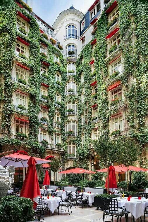 Cour du Plaza Athénéé rue Montaigne Paris 26e