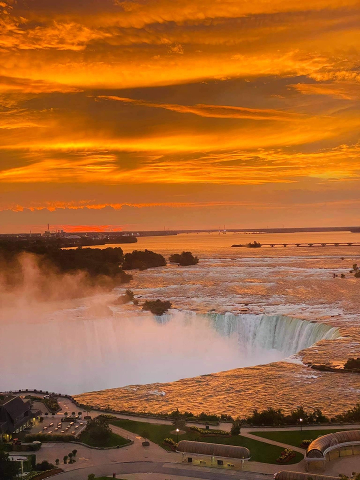The Beauty of Niagara Falls At Sunrise ❤