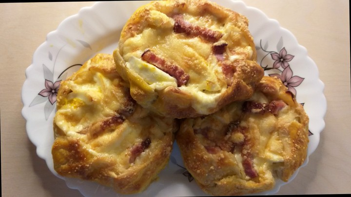 Tarts with mushrooms and cheese
