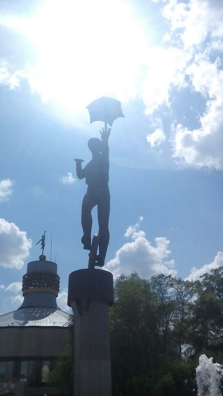У фонтана???