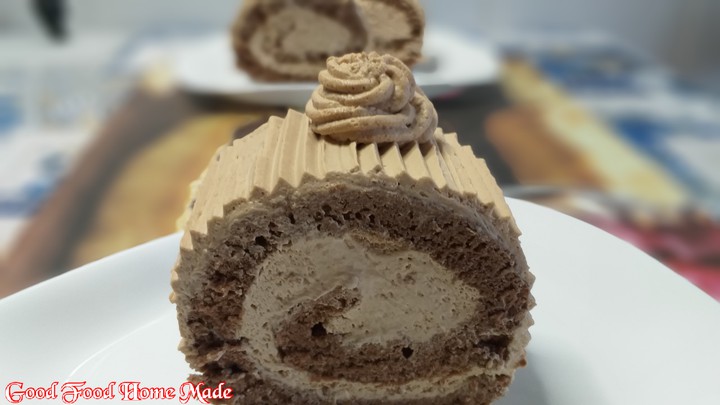 Roll with mascarpone cream and coffee