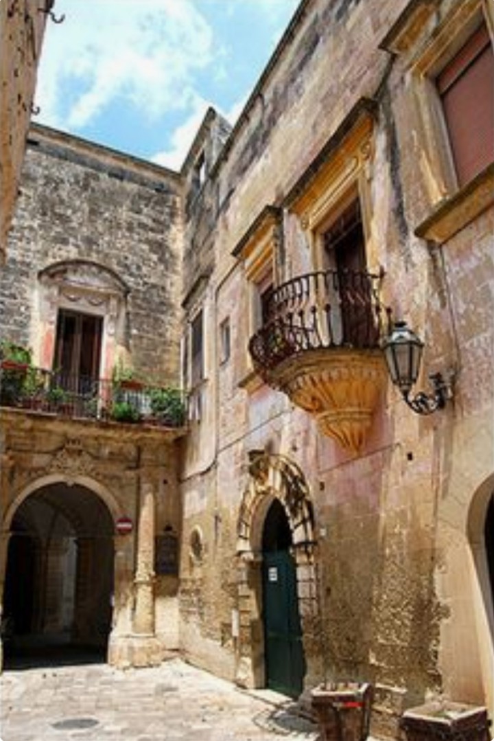 medieval/Renaissance balcony & courtyard