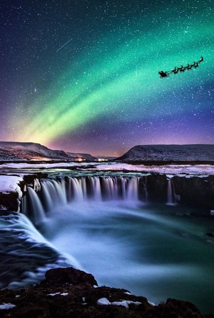 Santa on his Christmas Eve run - aurora