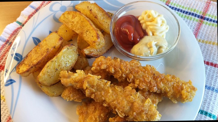 Crispy turkey fingers with baked potatoes