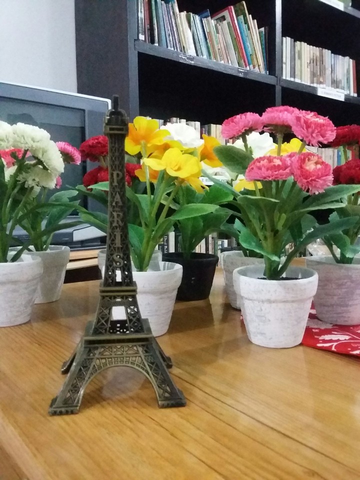 Paris on the desk