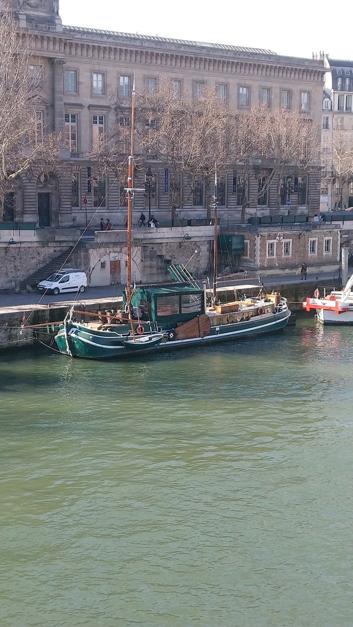 BATEAU SUR LA SEINE, PARIS FRANCE