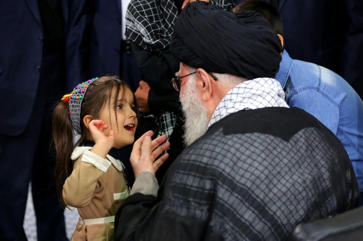 درخواست بامزه دختر شهید مدافع حرم از رهبر انقلاب