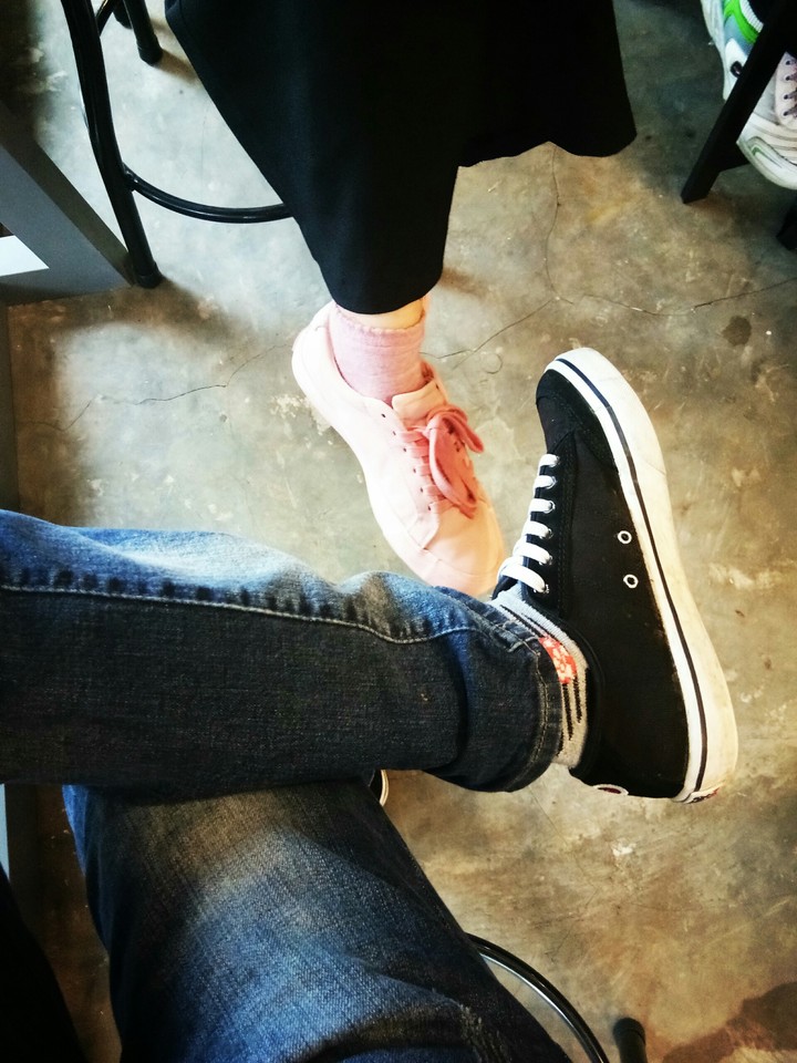 sepasang sepatu