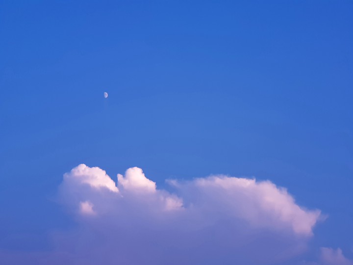 달. 구름