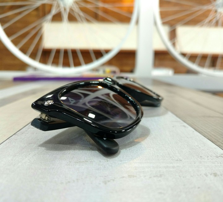 sunglasses focused artificial light