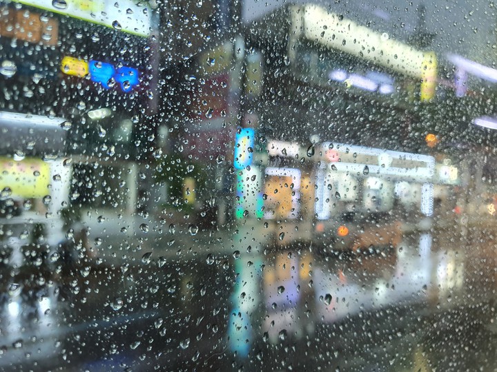 버스창문을 타고 흐르는 빗방울