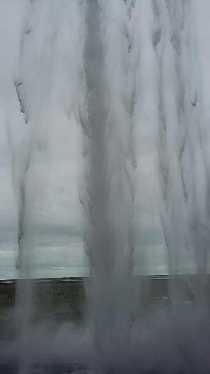 hinterm Wasserfall
