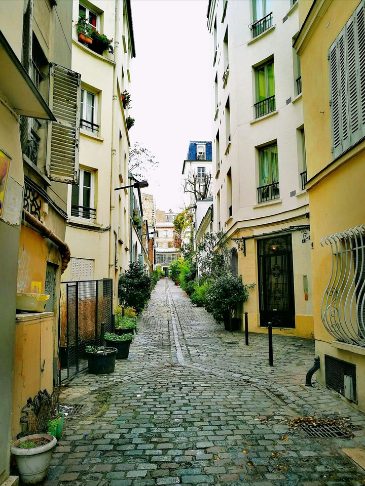 Montmartre alley