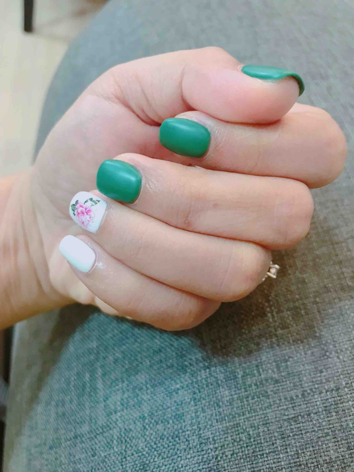 nails