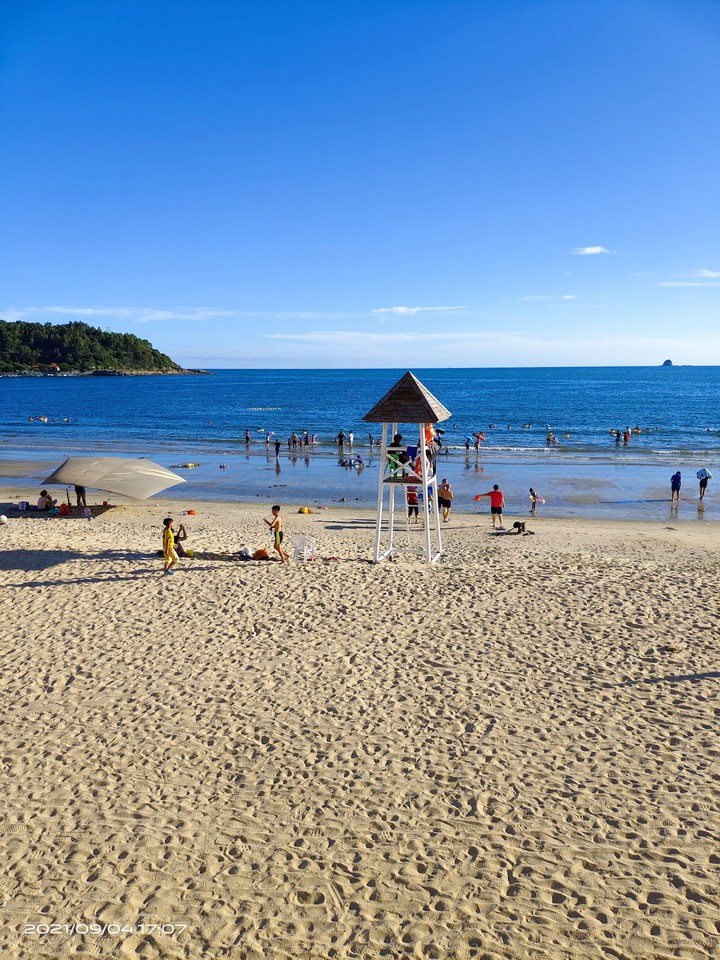 Chinese seaside town   This is the beach that everyone likes