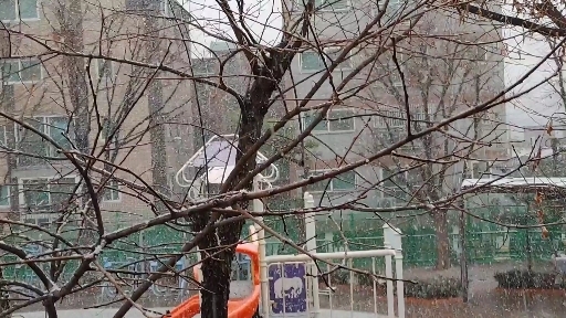 놀이터에  눈이 놀러 왔어요