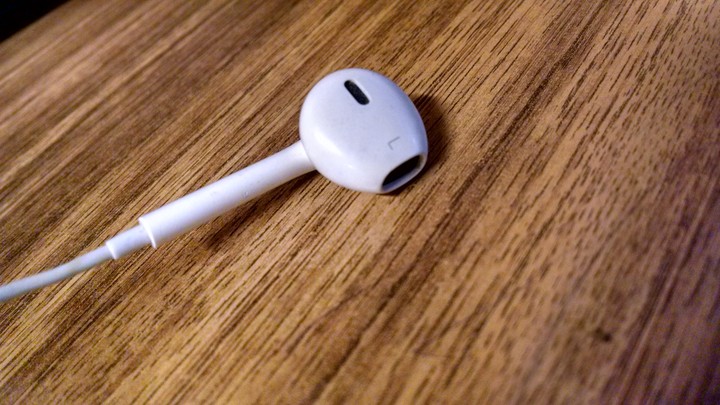 Only one headphone... :(