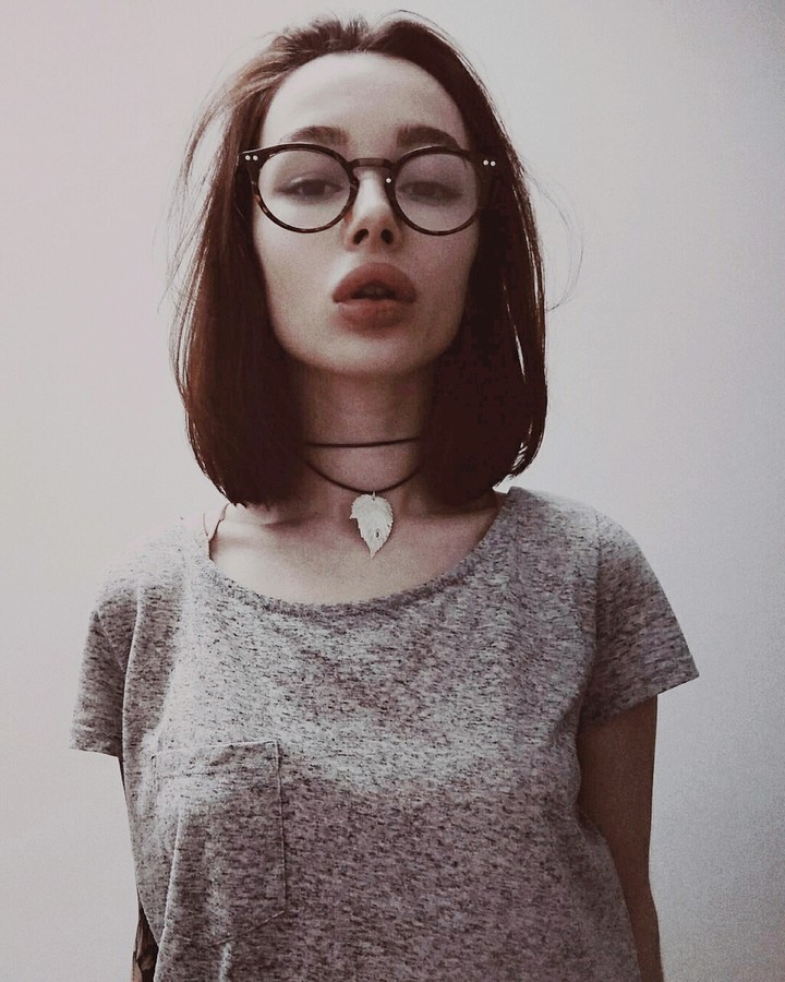 р